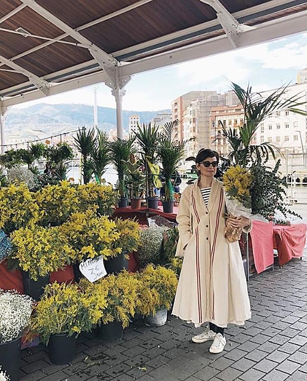 La publicista reconoce su afinidad por lbásicos atemporales como gabardinas o camisetas de rayas