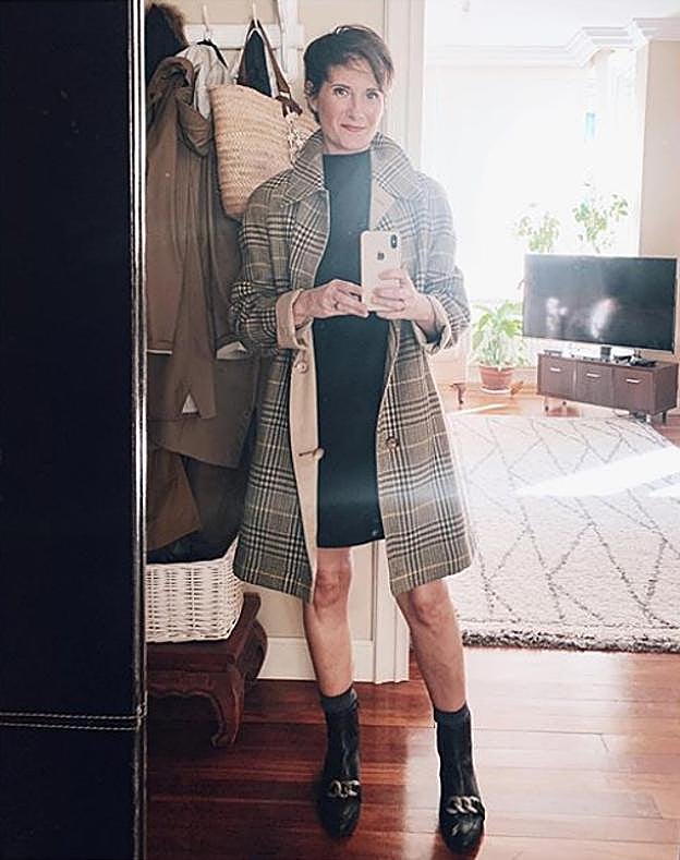 Elena Guerra con un gabán que perteneció a su padre