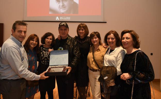 Anton Merikaetxebarria recibió el homenaje de la Academia rodeado de familiares y amigos.