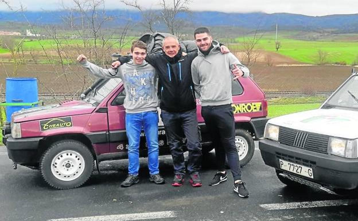 Iker Lacruz (alumno), Aitzol Barañano (profesor) y Markel Arrasate (alumno), en la imagen, ayer en Pancorbo camino de Marruecos. 