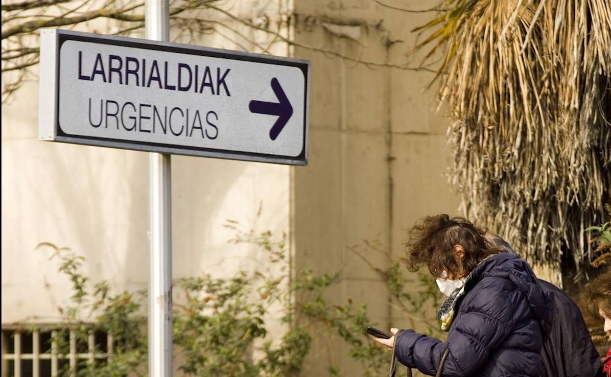 Una mujer ajena a la información, en el hospital Txagorritxu de Vitoria, foco de la infección en Álava.