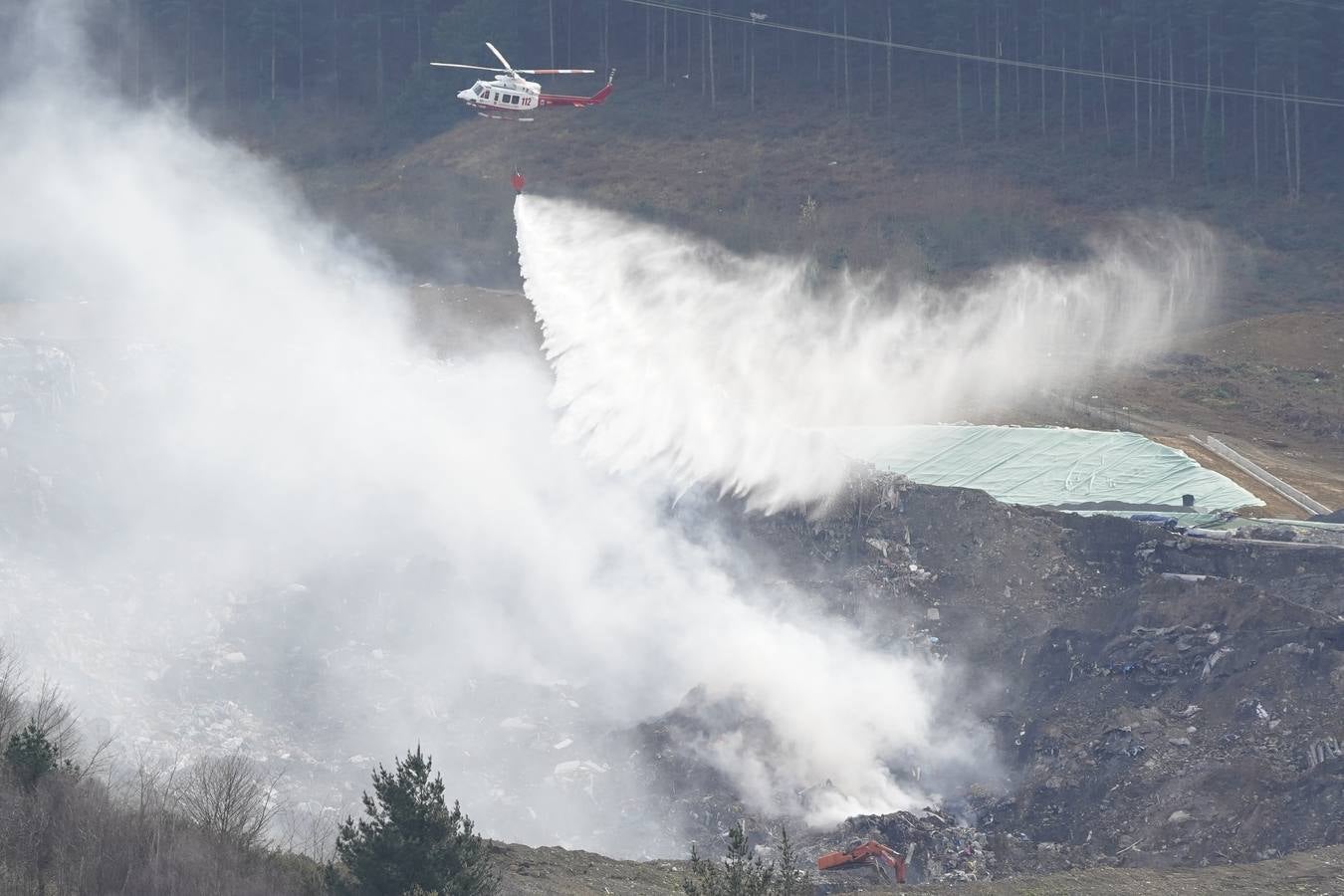 Helicóptero de Sos Cantabria en el vertedero.