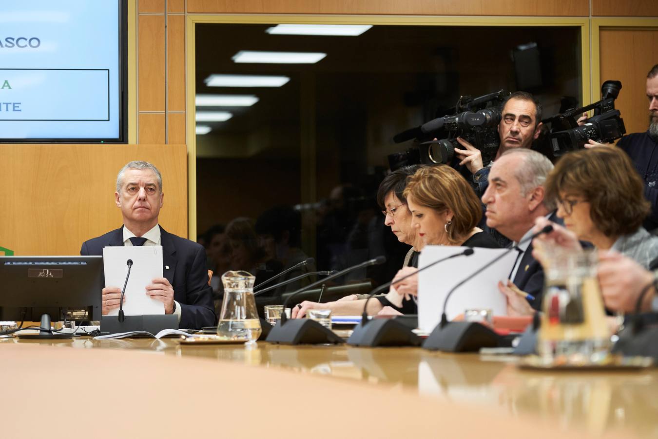 El lehendakari Iñigo Urkullu (i), junto a la consejera de Seguridad, Estefanía Beltrán de Heredia (2i), la consejera de Trabajo y Justicia, Maria Jose San Jose (3i), el consejero de Medio Ambiente, Planificación Territorial y Vivienda, Iñaki Arriola (2d) y la consejera de Sanidad, Nekane Murga (d), durante su comparecencia ante la Diputación Permanente del Parlamento Vasco para explicar el derrumbe del vertedero.