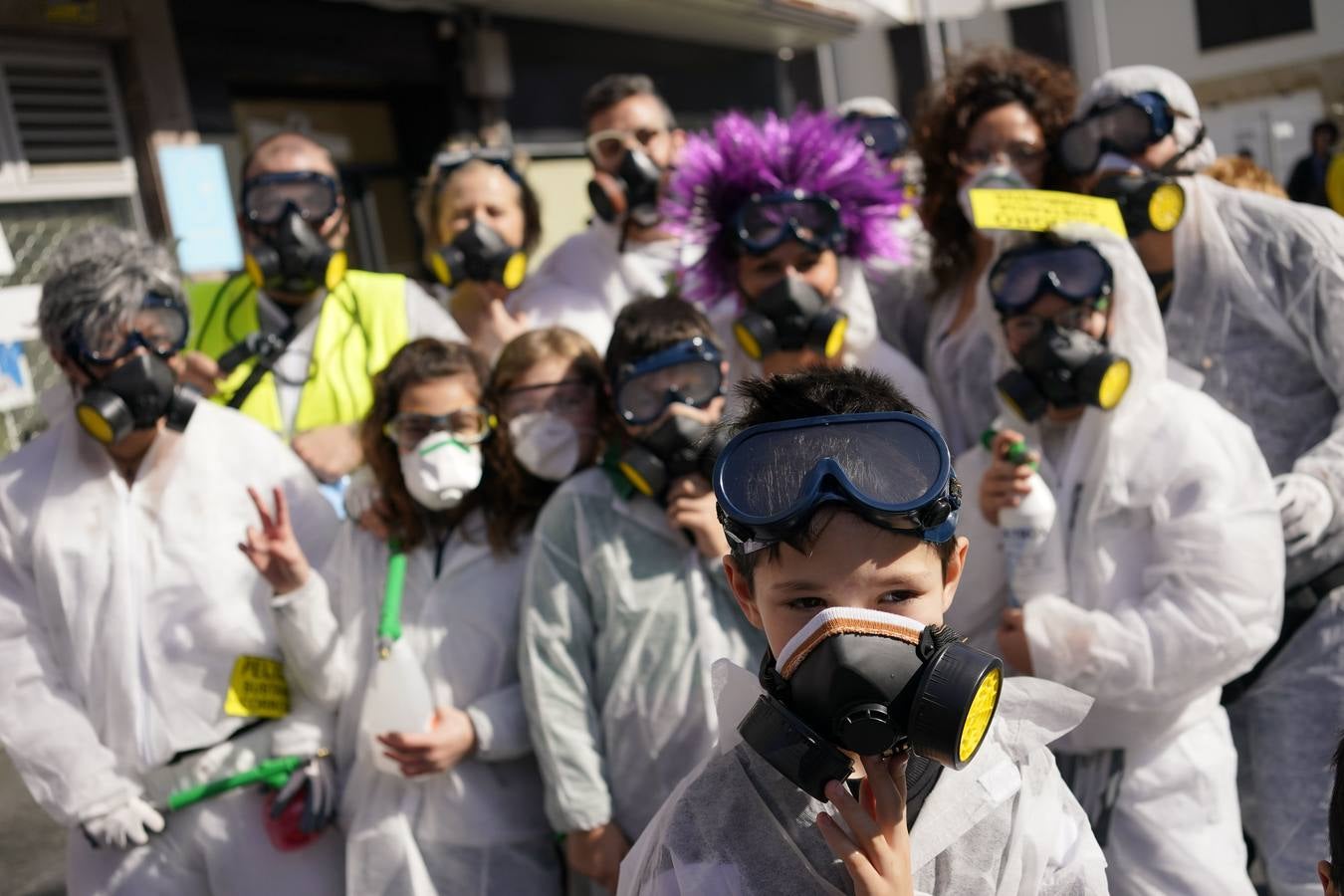 En carnavales, muchos niños y mayores se disfrazaron para reivindicar una mejor resolución de la crisis medioambiental provocada pro el derrumbe.