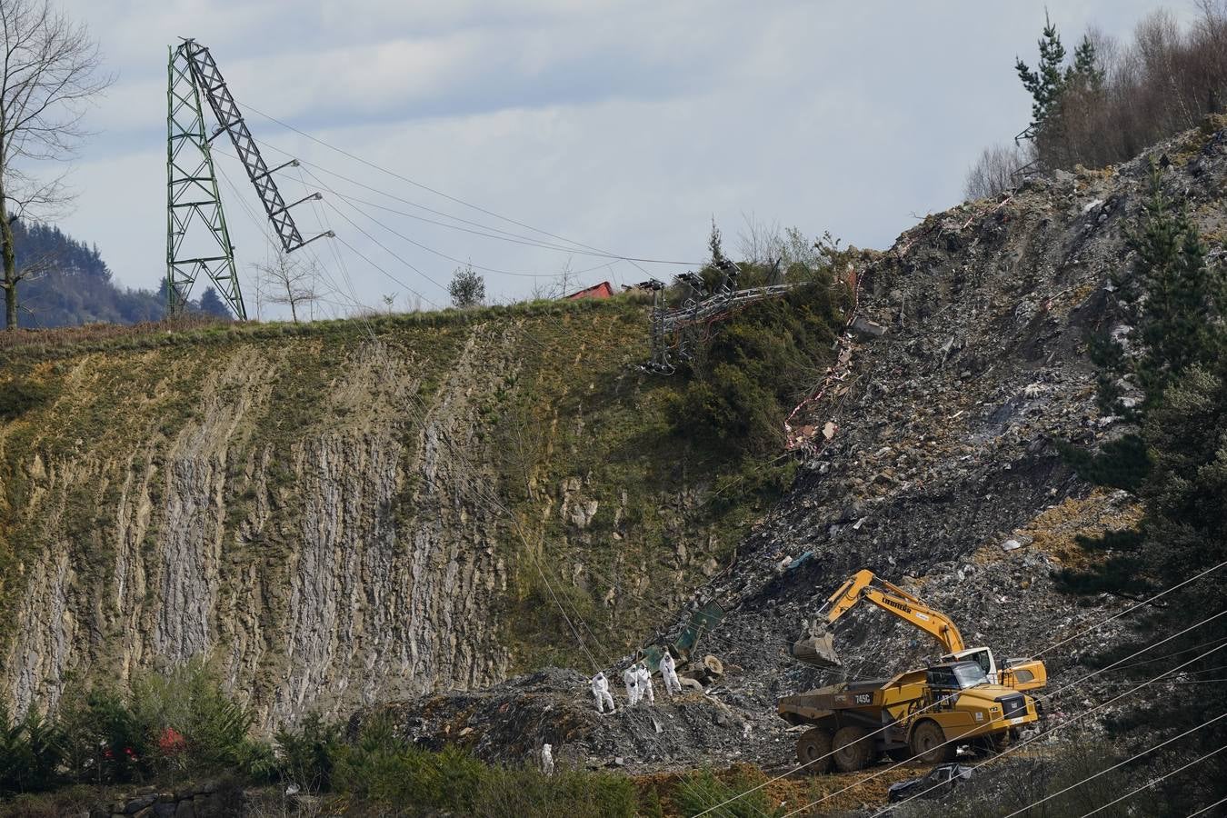 La maquinaria pesada es muy importante para poder mover las toneladas de basura.