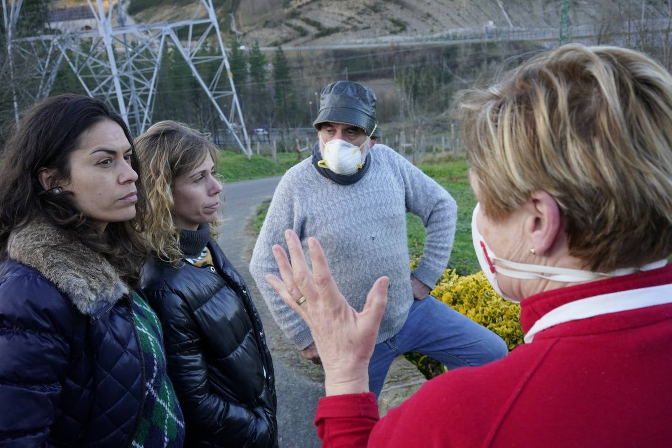 Algunos vecinos optaron por ponerse mascarillas para evitar el posible daño por dioxinas y furanos en el aire. 
