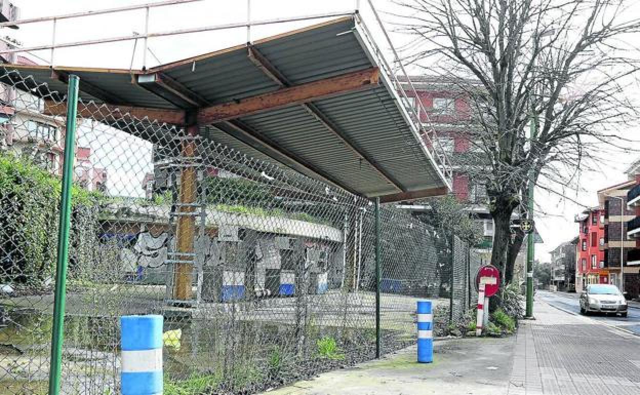 Ubicada en el casco urbano de Algorta, se cerró hace más de tres años, sin que se haya adoptado ninguna medida. 