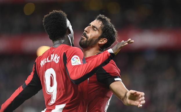 Williams y Raúl García celebran un gol.