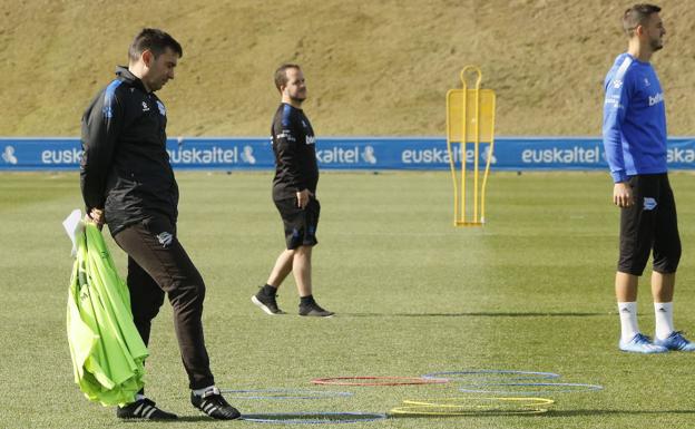 Asier Garitano sigue con atención un entrenamiento. 