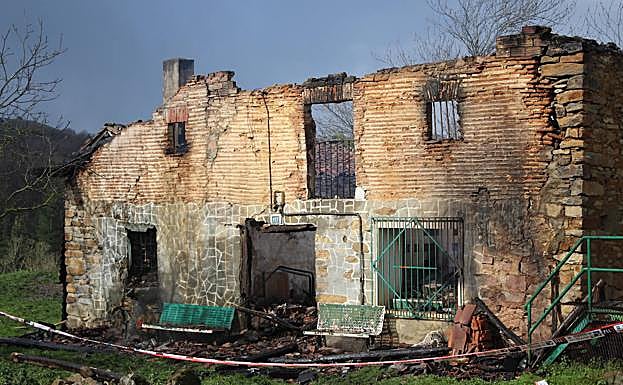 Los efectivos desplazados tratan de sofocar las llamas. 
