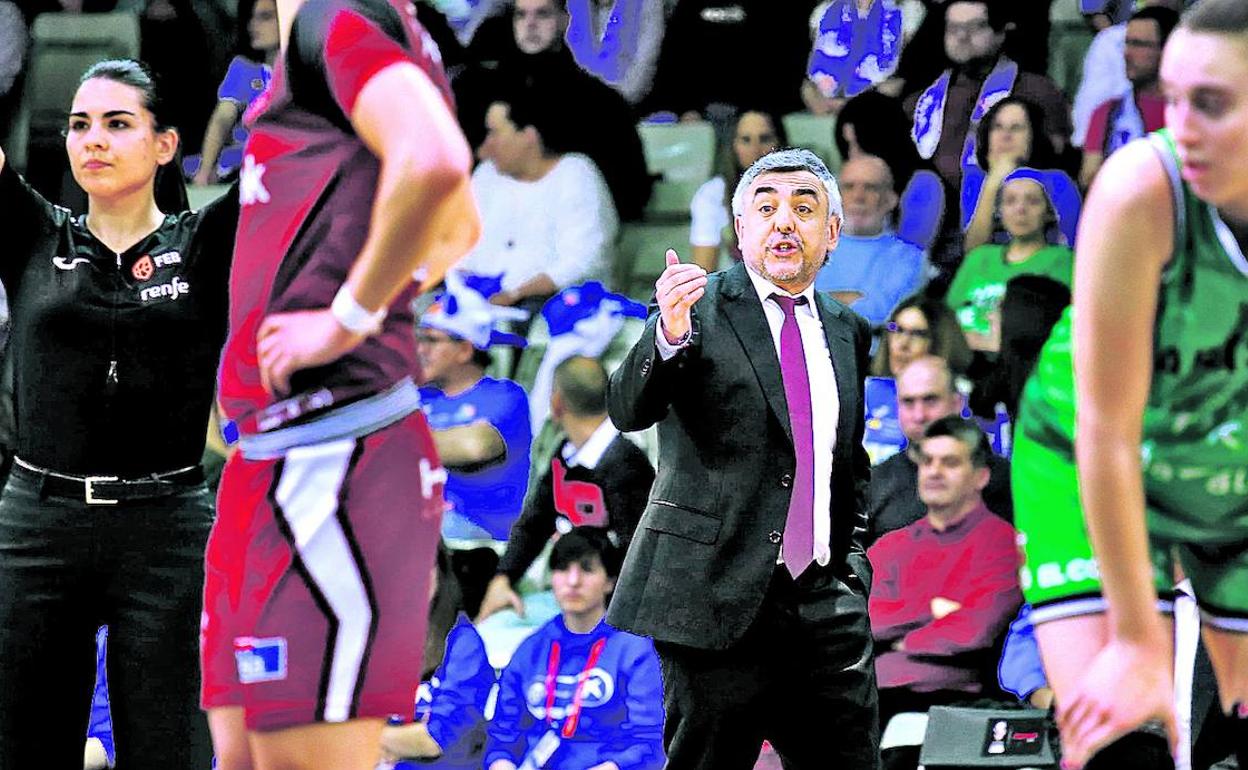 Mario López dando indicaciones a las suyas durante el partido en Salamanca. 