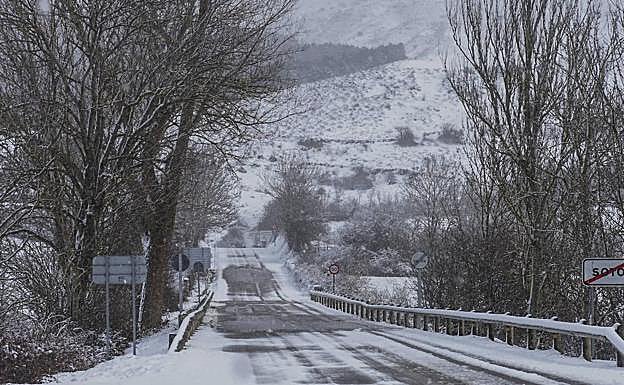 Imagen. El mal tiempo ha vuelto a traer la nieve al norte. 