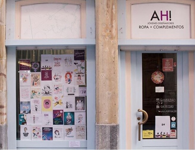 Ya se ha convertido casi en una tradición. Con motivo del Día Internacional de la Mujer, la tienda Ah!, situada en la calle Carnicería Vieja 18, empapela su escaparate con bonitas ilustraciones de artistas generosas que comparten su talento con Vanesa, la propietaria del establecimiento, para seguir avanzando en esta lucha a favor de la igualdad. ¡No dejes de pasarte por allí!