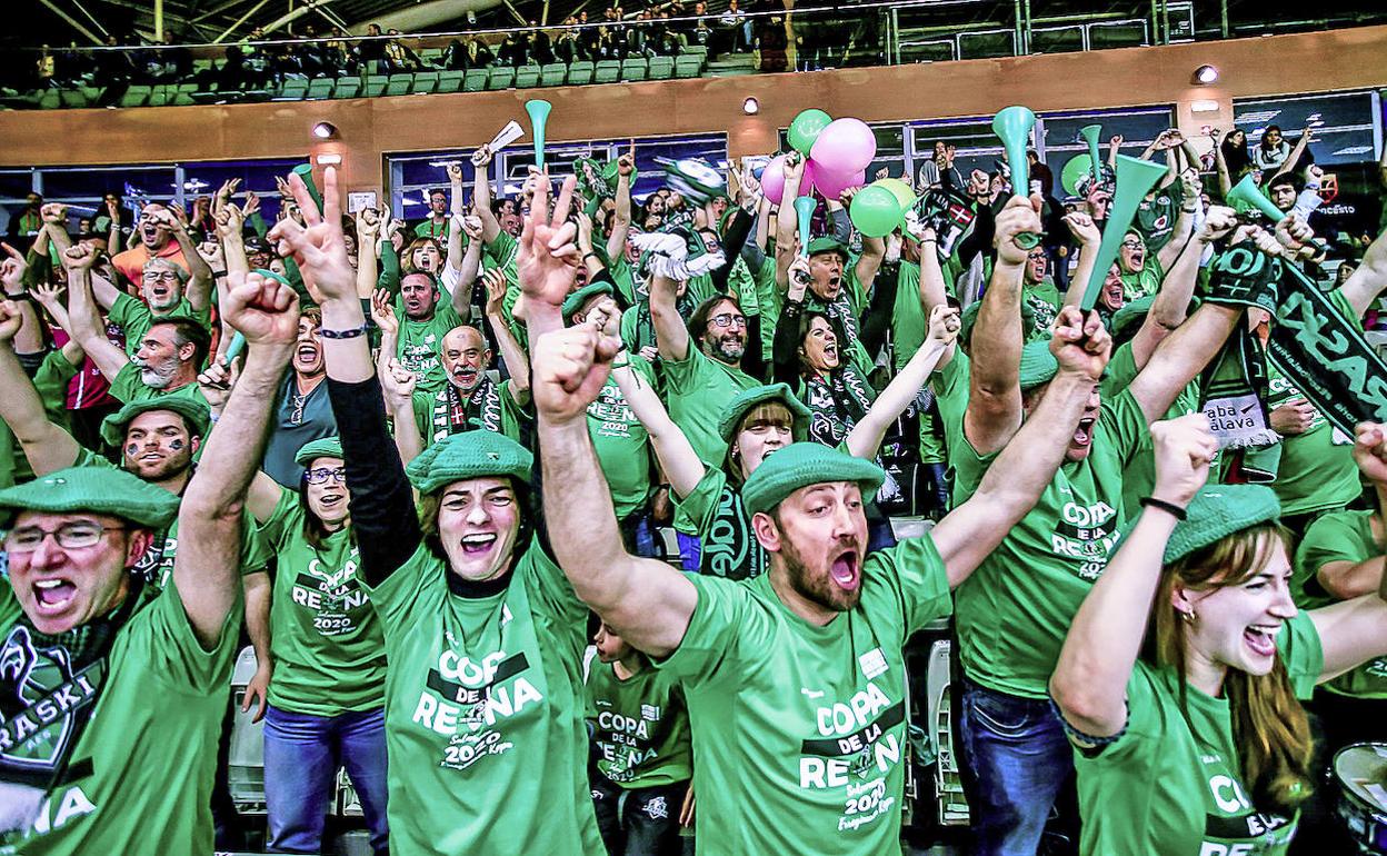 La afición desplazada a Salamanca celebra la victoria del Araski ante Gernika en cuartos. 