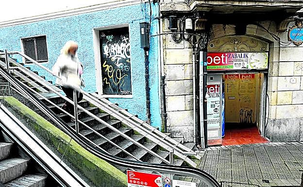 El 'vending' de Solokoetxe, abierto las 24 horas, cuya cámara grabó el acoso. 
