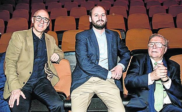 José Alipio, de Raíces de Europa, Matias Zemljic, director del ciclo, y Krzysztof Zanussi, en Dendaraba. 