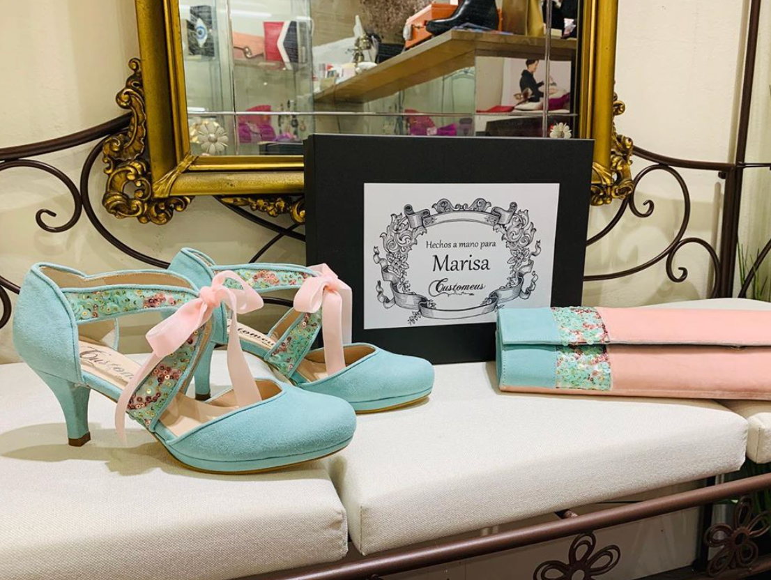 Fotos: Los zapatos de una tienda de Bilbao que acaparan miradas en el metro de París