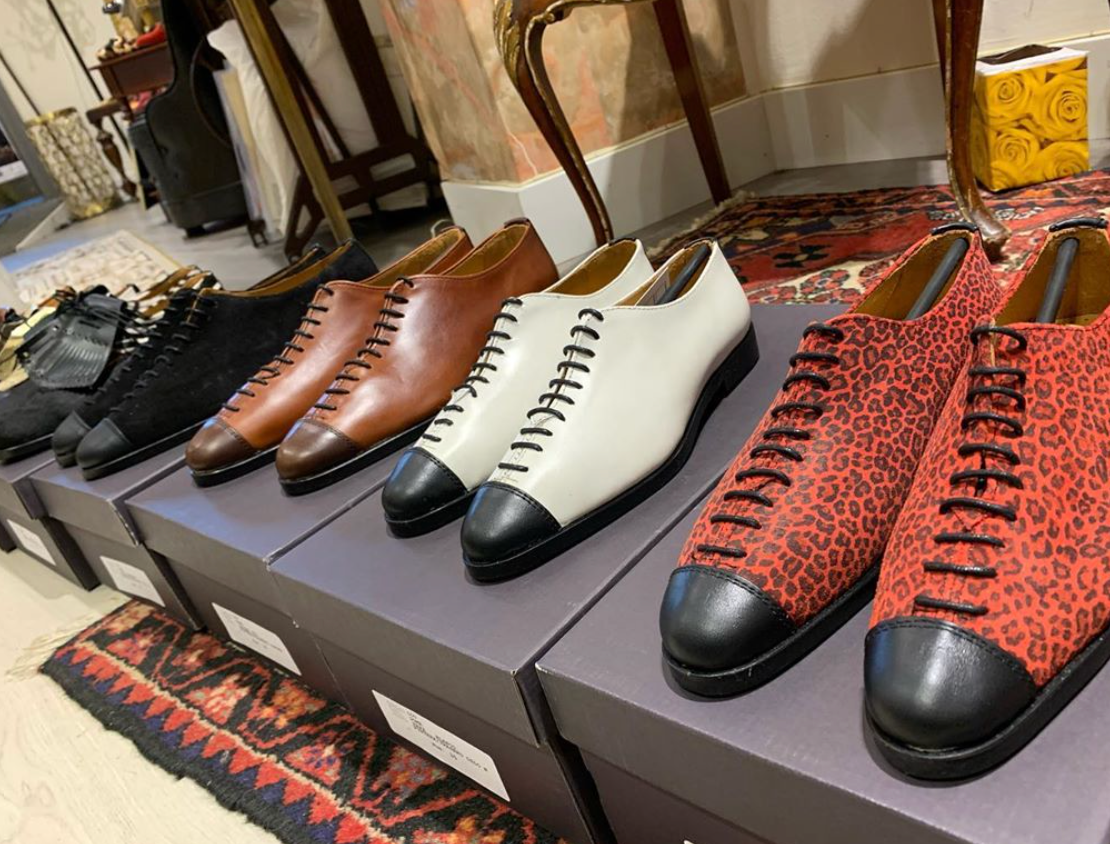 Fotos: Los zapatos de una tienda de Bilbao que acaparan miradas en el metro de París