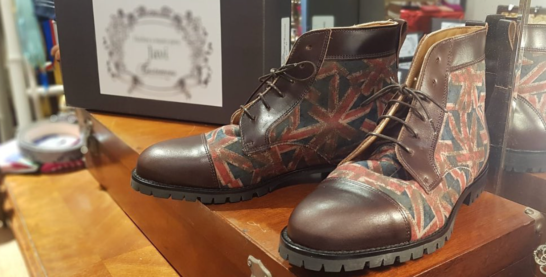 Fotos: Los zapatos de una tienda de Bilbao que acaparan miradas en el metro de París