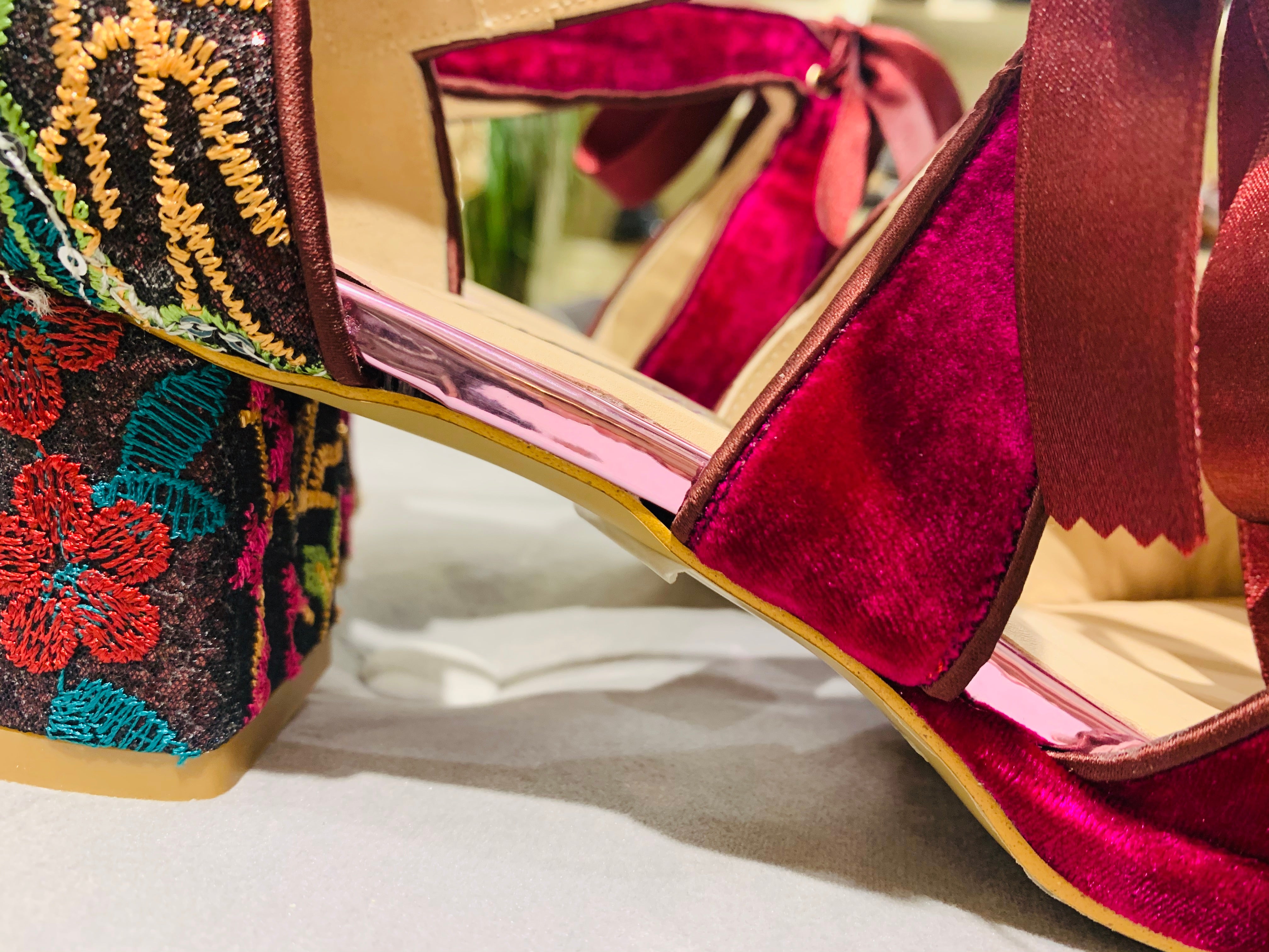 Fotos: Los zapatos de una tienda de Bilbao que acaparan miradas en el metro de París