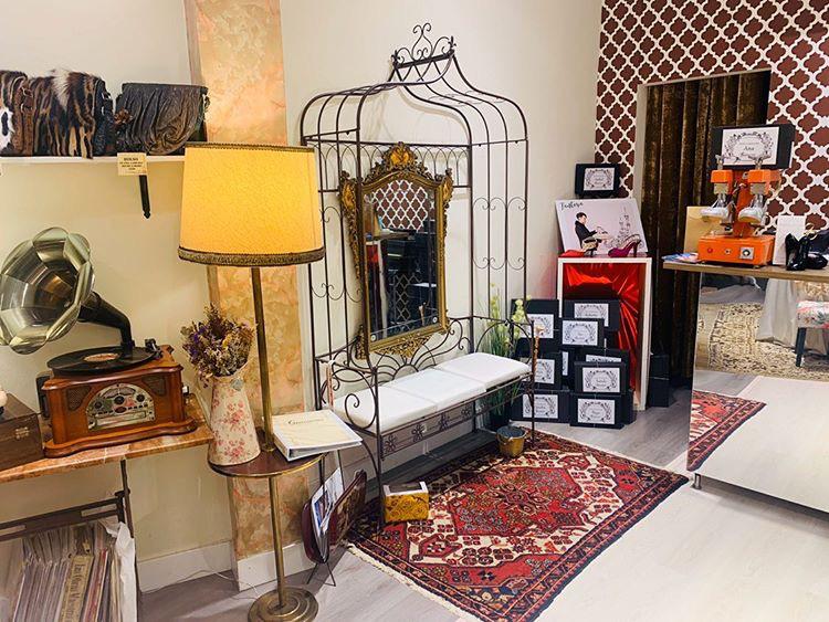 Fotos: Los zapatos de una tienda de Bilbao que acaparan miradas en el metro de París