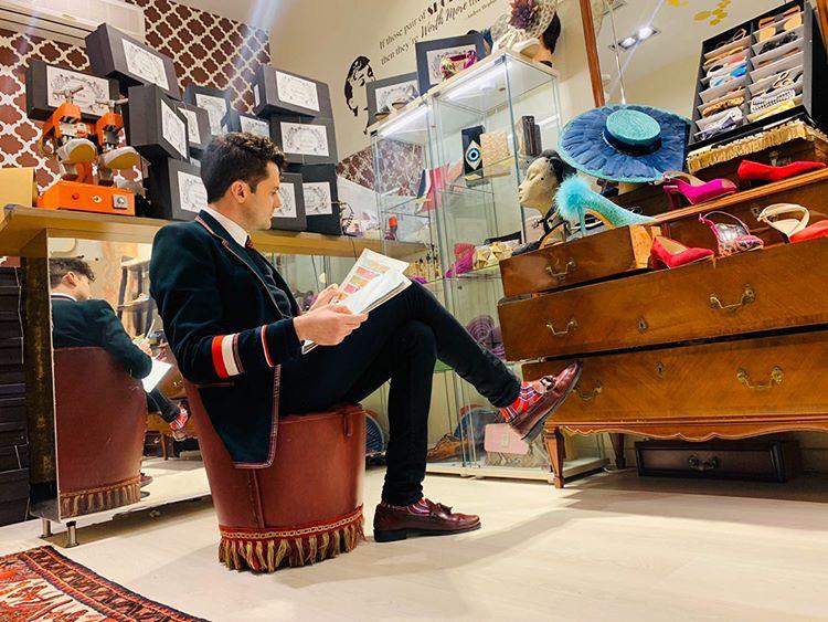 Fotos: Los zapatos de una tienda de Bilbao que acaparan miradas en el metro de París