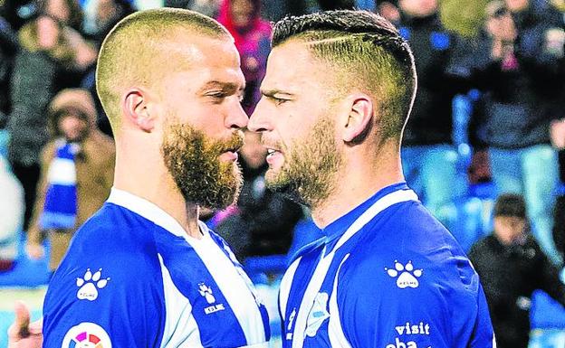 Laguardia celebra con Edgar el gol ante el Valencia.