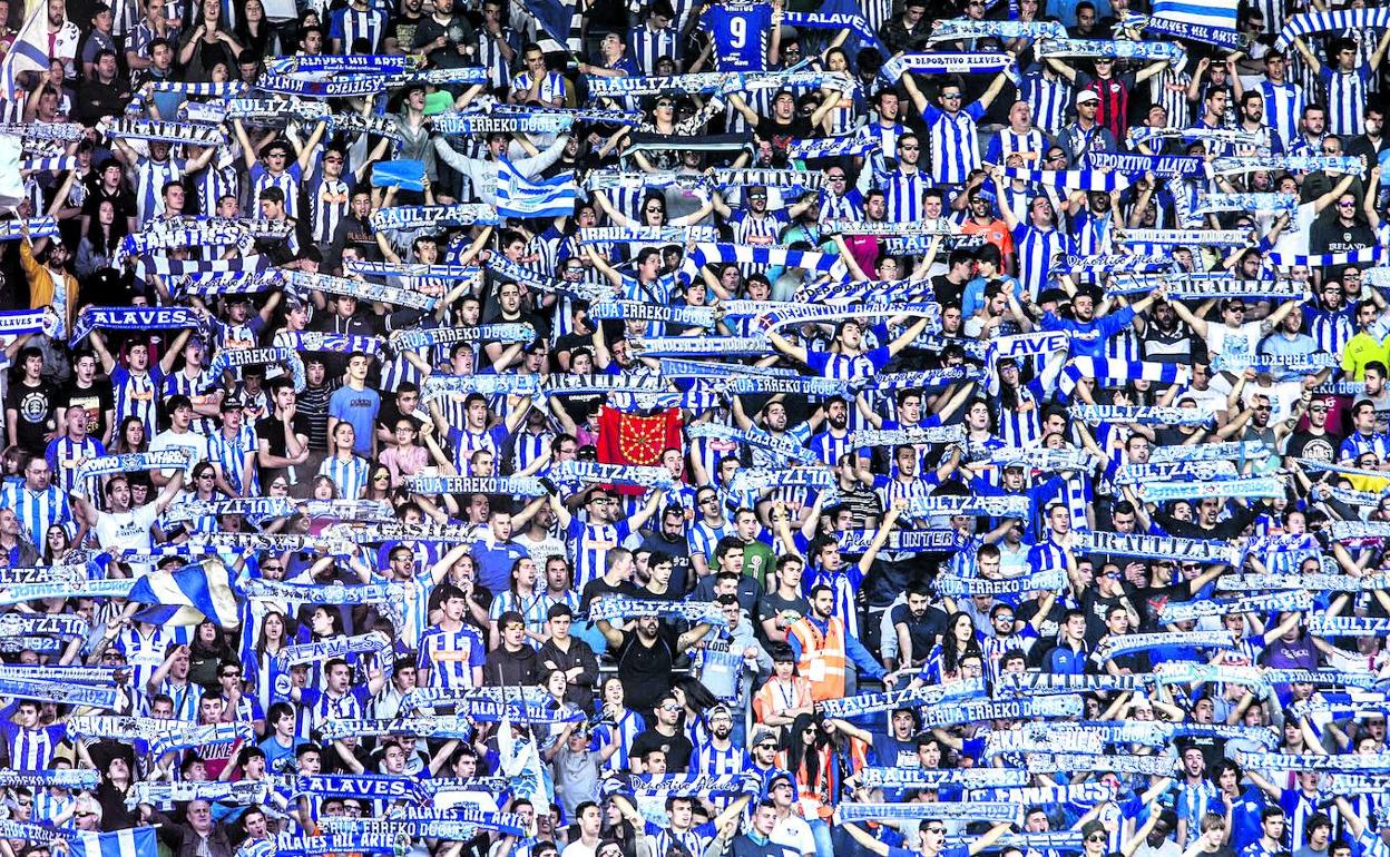 El partido entre el Alavés y la Real Sociedad que se celebrará el 21 de marzo en Mendizorroza es uno de los casos que deberá analizar el Gobierno vasco. 