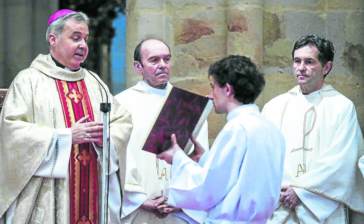 El obispo de Bilbao, Mario Iceta, el exvicario Ángel María Unzueta y Joseba Segura (a la dcha.), miembro del Consejo Episcopal de Economía.