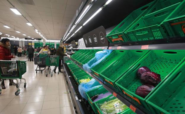 Imagen principal - Los vitorianos hacen acopio de productos básicos en los supermercados