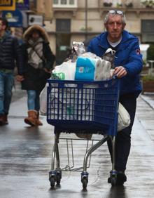 Imagen secundaria 2 - Los vitorianos hacen acopio de productos básicos en los supermercados