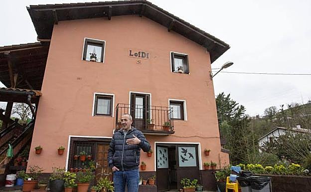 Joxelu, frente al caserío Loidi. 