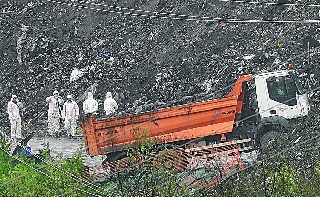 Los trabajos para localizar a los dos trabajadores sepultados continúan en el vertedero.