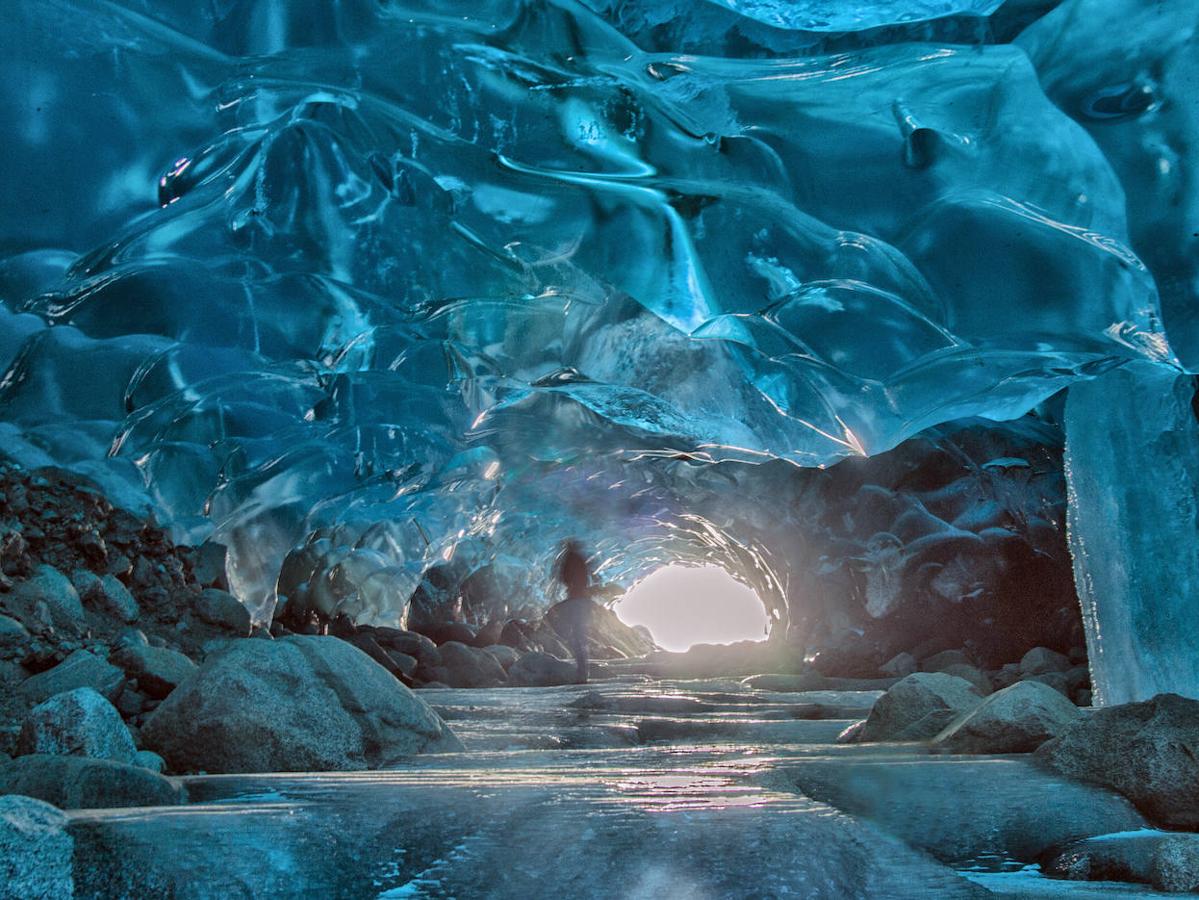 Cuevas de hielo bajo Mendenhall Glacier, Alaska