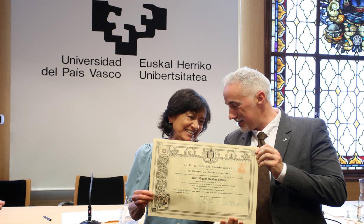 Elisa Delibes recibe el diploma de su padre de manos del vicedecano Pedro M. Gómez Rodríguez. 