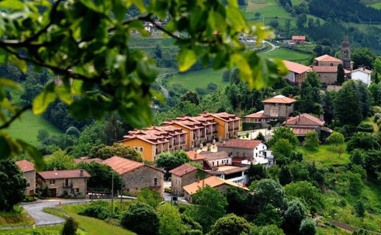 Bella panorámica de la anteiglesia de Garai, ubicada a las faldas del Oiz y rodeada del cresterío del Durangueasdo. 