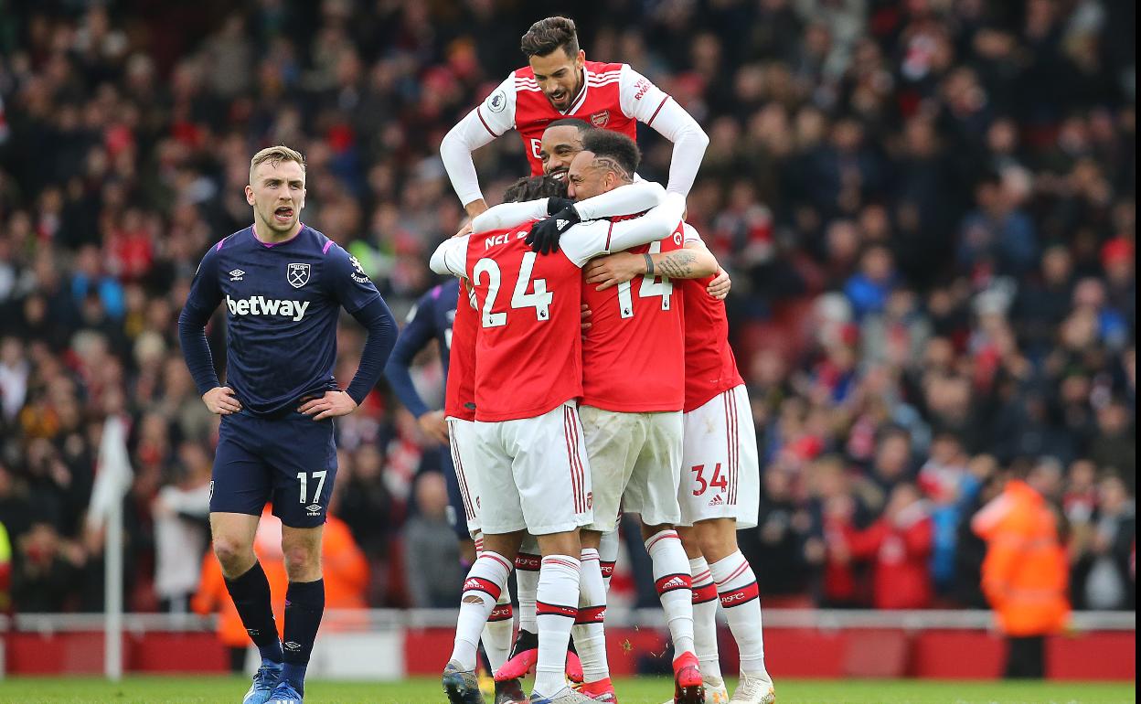 Los jugadores del Arsenal celebran un gol. 