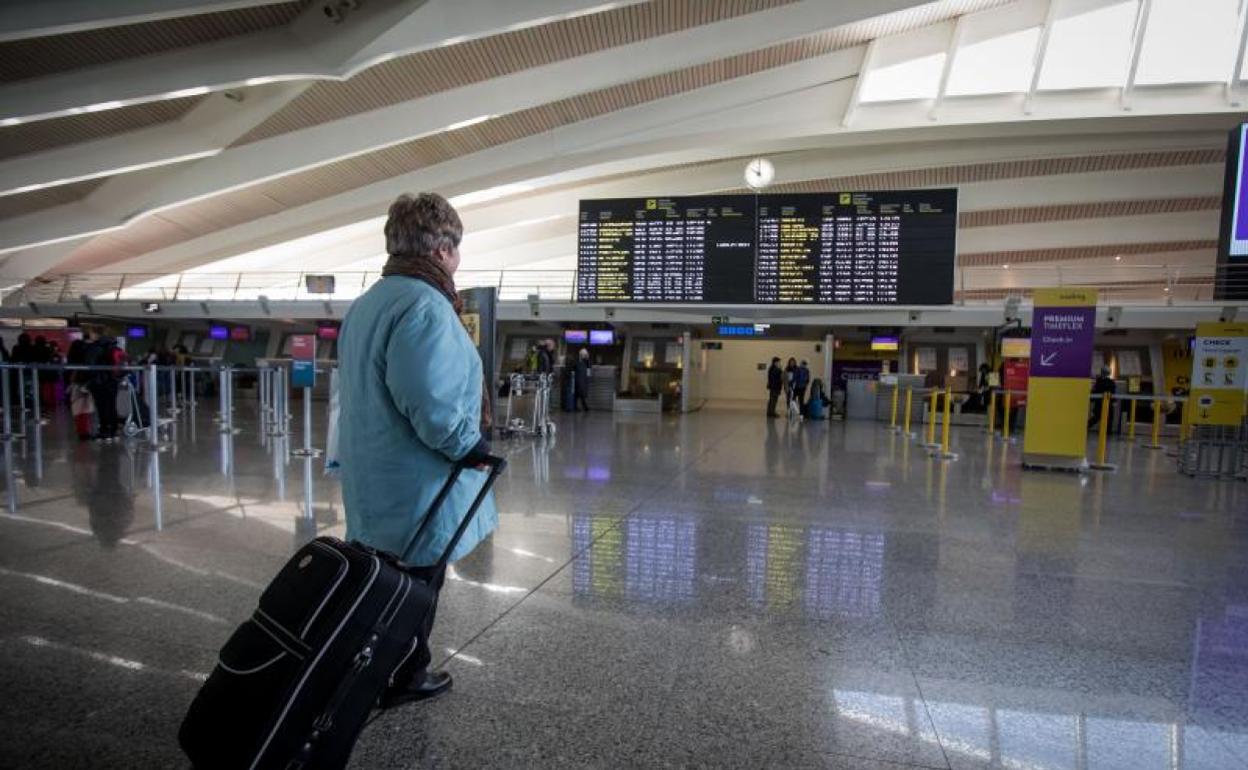 Elvira Pérez, que se niega a volar con el Imserso en estas condiciones, mira el panel de los vuelos de Loiu 