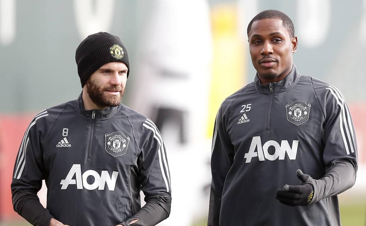 Mata e Ighalo, en el entrenamiento de ayer en Linz con el United. 