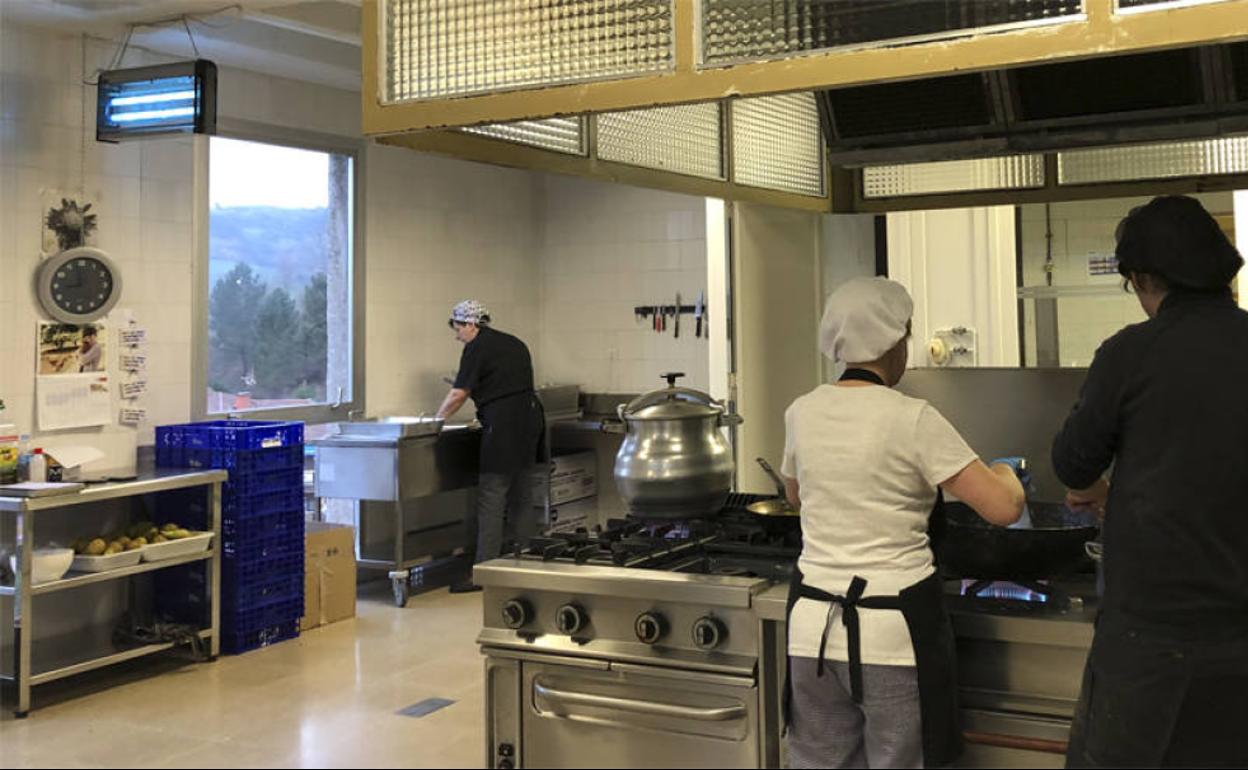 Los menús de cercanía se preparan en la cocina de la propia ikastola. 