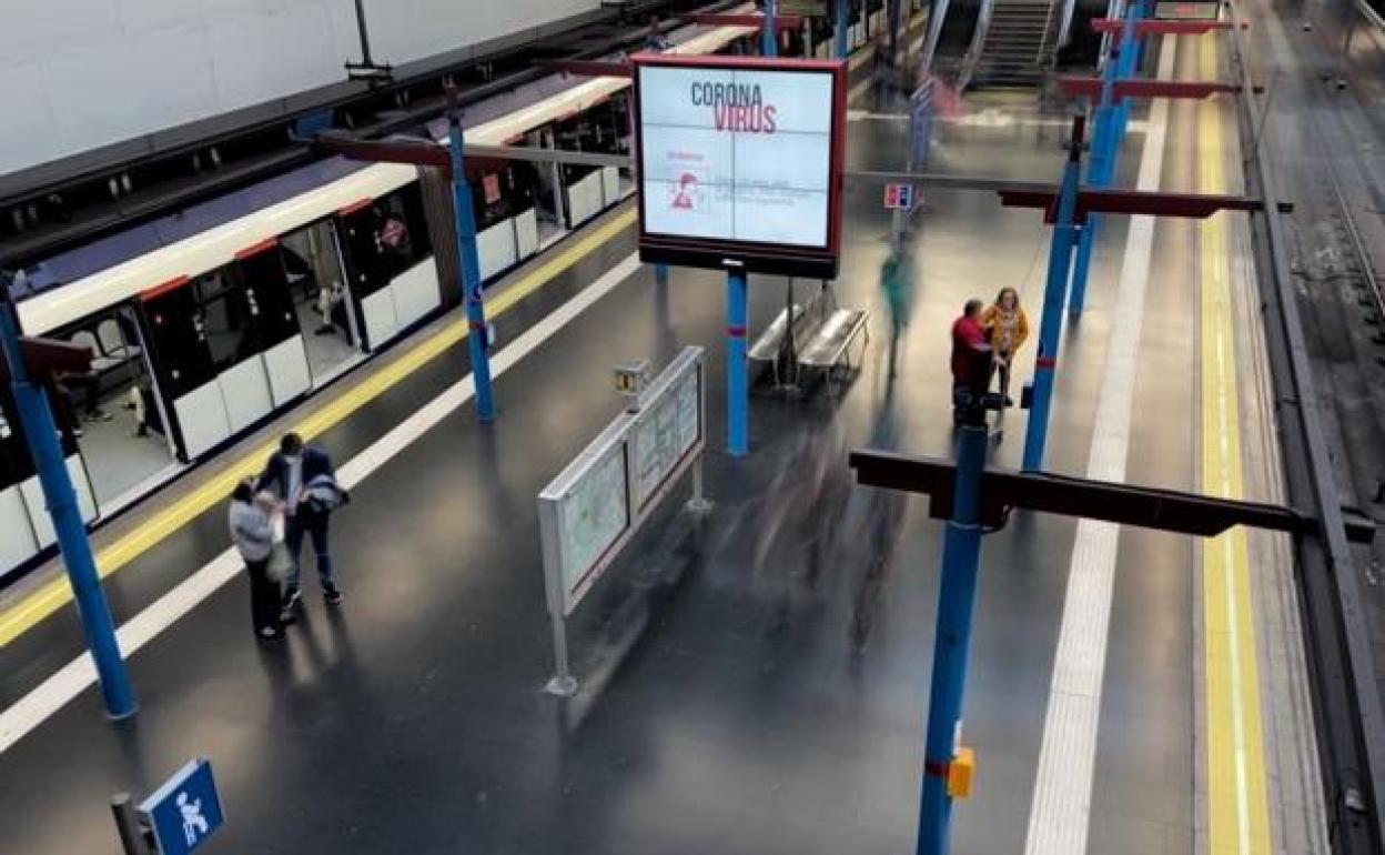 Vagones de metro estacionados en la estación de Príncipe Pío de Madrid.