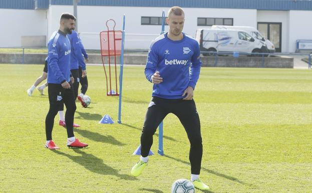 Ely toca el balón en un entrenamiento.