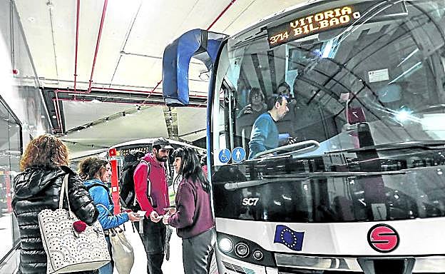 Varios viajeros se dirigen al autobús que conecta Bilbao con Vitoria.