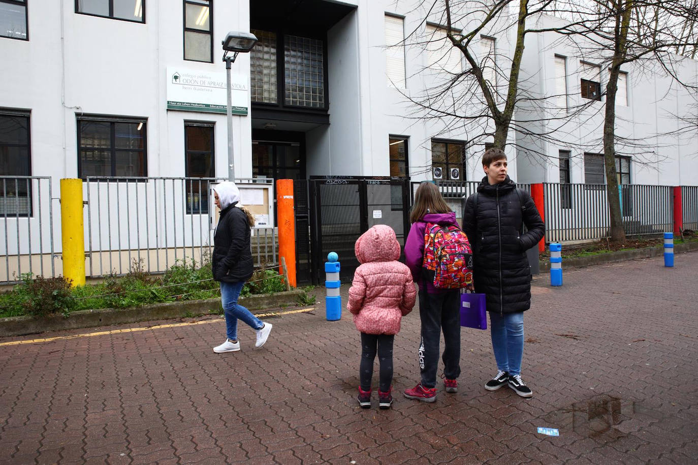 Alumnos de la ikastola Odón de Apraiz se encuentran el colegio cerrado el lunes. Es el primer centro en Vitoria que suspende las clases para frenar al coronavirus ante el posible contagio de dos profesoras. Este mismo día también se mandan a casa a los alumnos de los dos centros de Labastida y del instituto de de Laguardia.