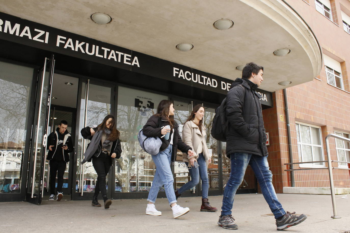 8.000 universitarios abandonan el martes las facultades del campus alavés de la UPV.