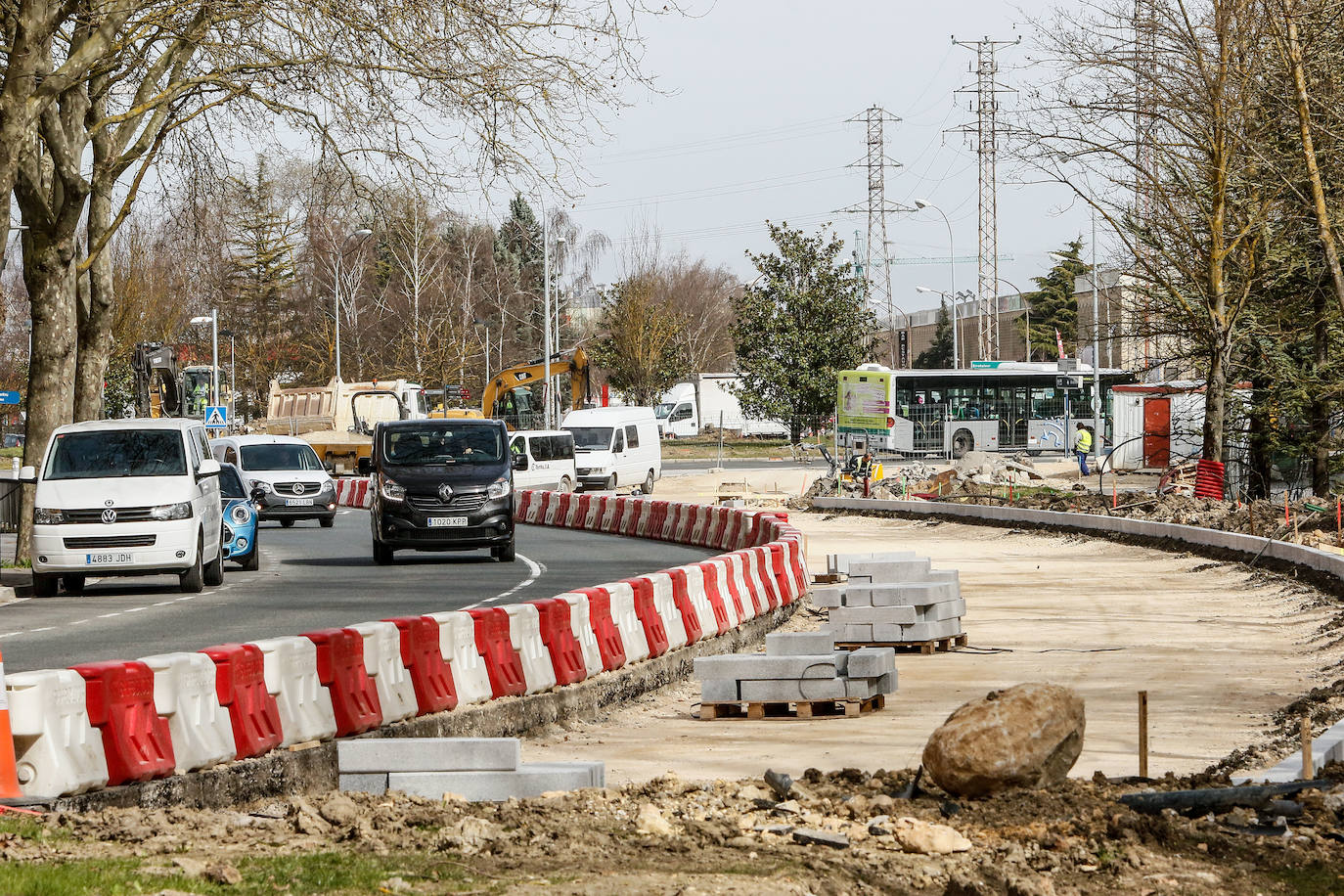 Imagen de las obras del BEI en la calle Iturritxu, junto a la rotonda de Esmaltaciones.