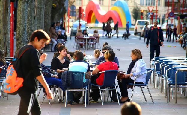 Los sanitarios piden que se eviten las concentraciones de personas para frenar el contagio. 