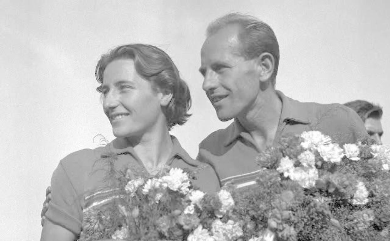 Zatopkova y Zatopek, tras uno de sus triunfos conjuntos.