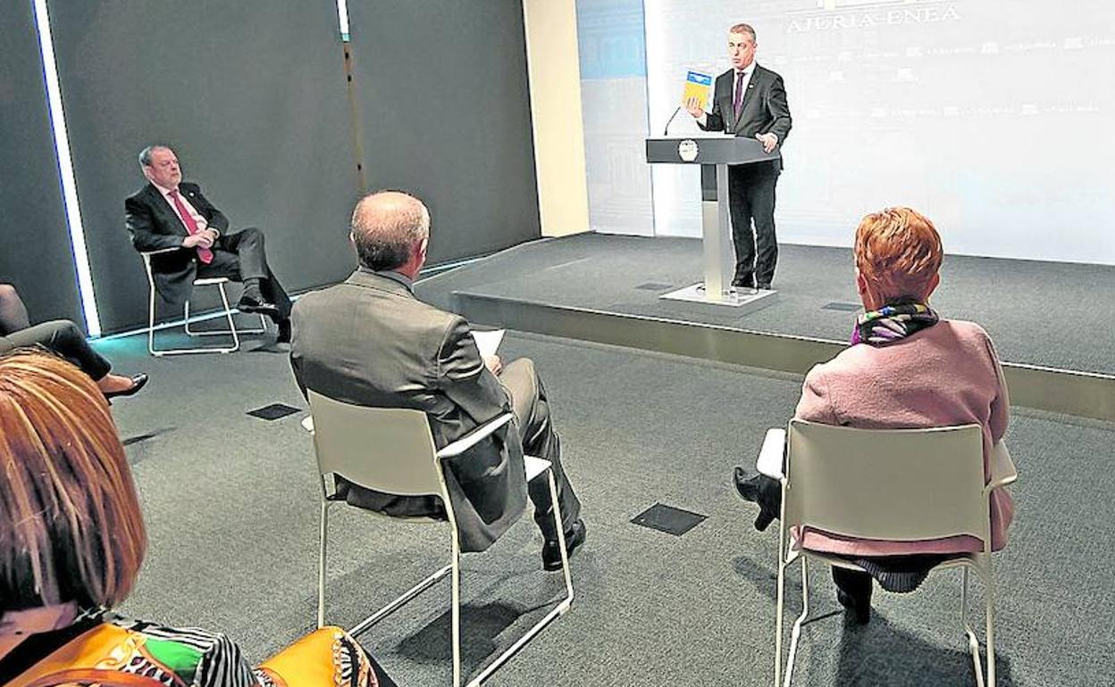 Rueda de prensa del lehendakari Urkullu en una sala de prensa vacía y con sus consejeros a más de un metro de distancia.