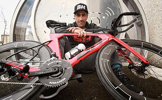 Eneko Llanos, junto a su bicicleta BH, que le acompañará durante la temporada. 
